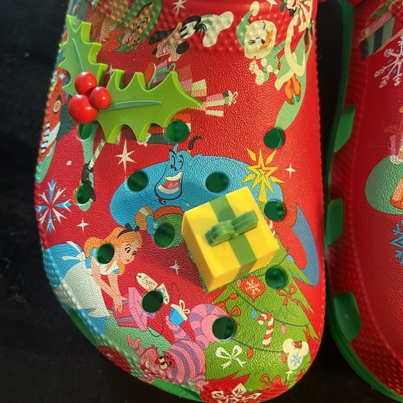 Disney Holiday CROCS women’s 6 - Picture 2 of 6